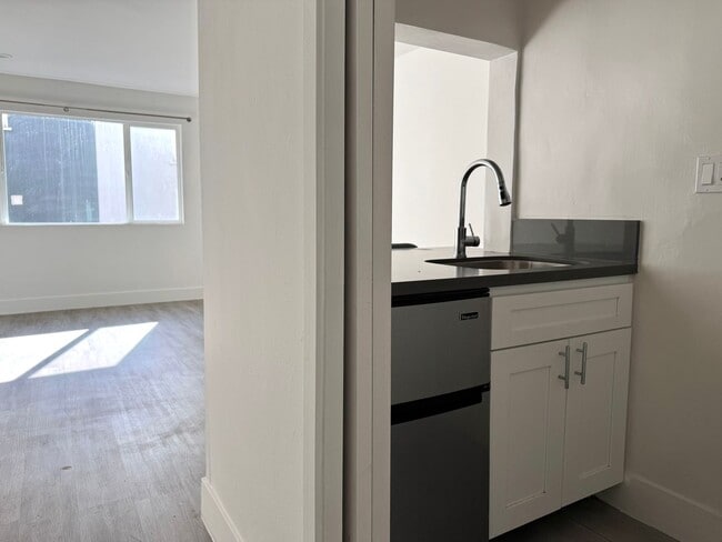 Building Photo - Koreatown Renovated Bachelor/Studio