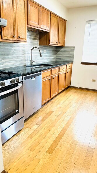 Building Photo - 722 E Whispering Oaks Dr