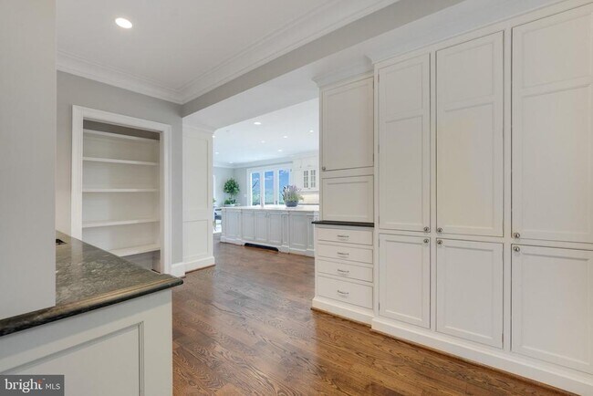 Building Photo - 9884 River Chase Way