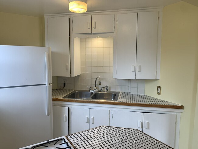 Building Photo - 628 37th St