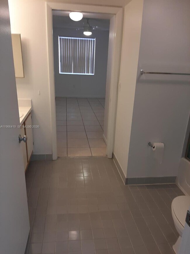 Building Photo - 2850 N Oakland Forest Dr