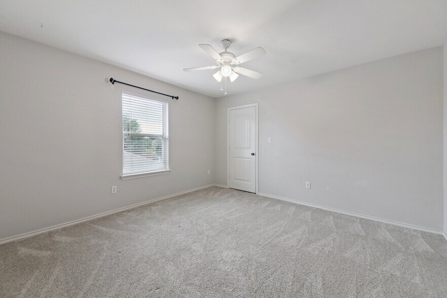 Building Photo - 2114 Iroquois Dr