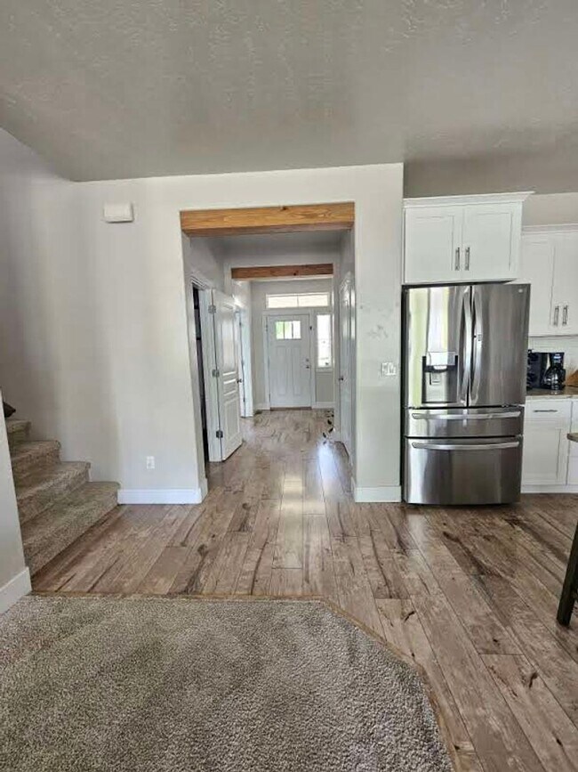 Building Photo - Ready now this beautiful 3 Bedroom Upscale...