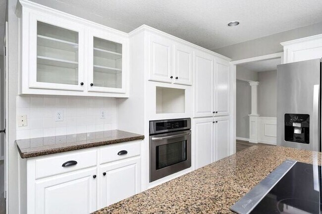 Building Photo - Stunning 4 bedroom, 2.5 bathroom home!! Must See!!