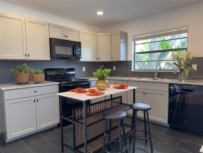 Building Photo - 2 Shine Ave