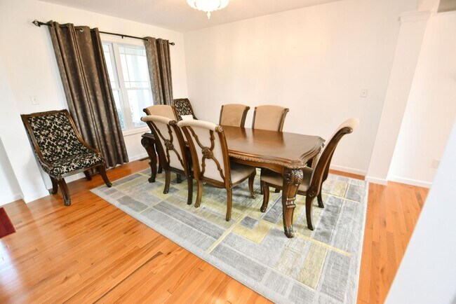 Building Photo - Short or long term Executive 4 bedroom 2.5 bath home available fully furnished!