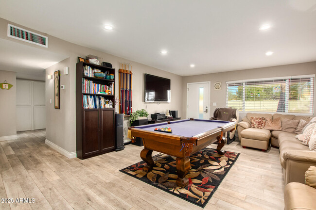 Building Photo - 1010 S Hardy Dr
