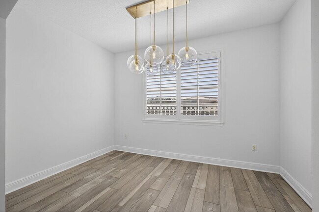 Building Photo - 5301 Myrtlewood Cir E