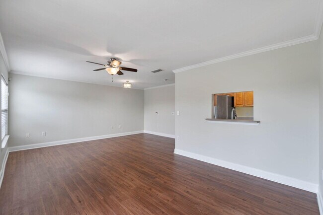 Building Photo - 747 Majestic Dr