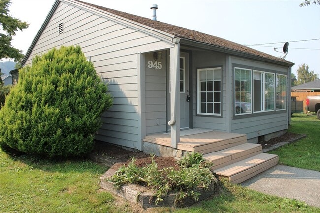 Primary Photo - 3 Bedroom, 1.5 Bathroom House! Available now!