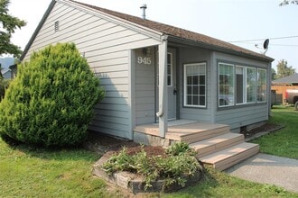 Building Photo - 3 Bedroom, 1.5 Bathroom House! Available now!