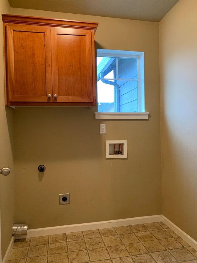 Building Photo - Charming 3-BR Felida Rental with Fenced Yard & Private Patio