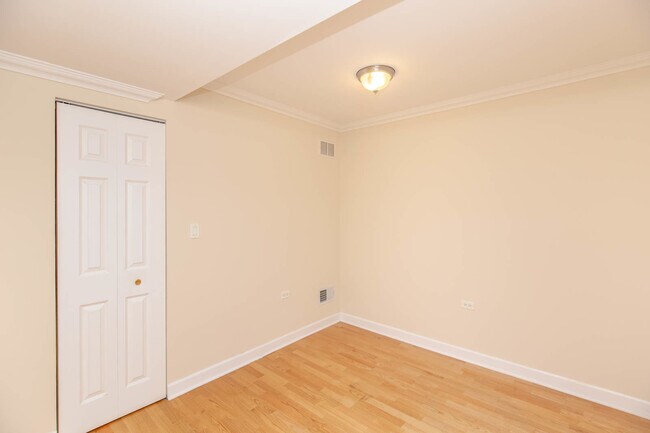 Building Photo - 2854 W Rosemont Ave