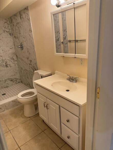 Building Photo - 8701 Lindendale Dr