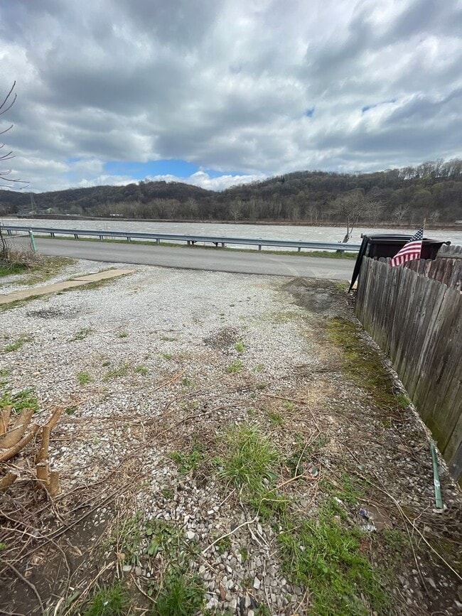 Building Photo - Renovated 3 bed 1 bath with River views fr...