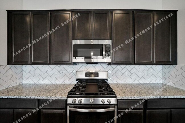 Building Photo - Luxury 3-Bedroom Townhome with Rooftop Dec...
