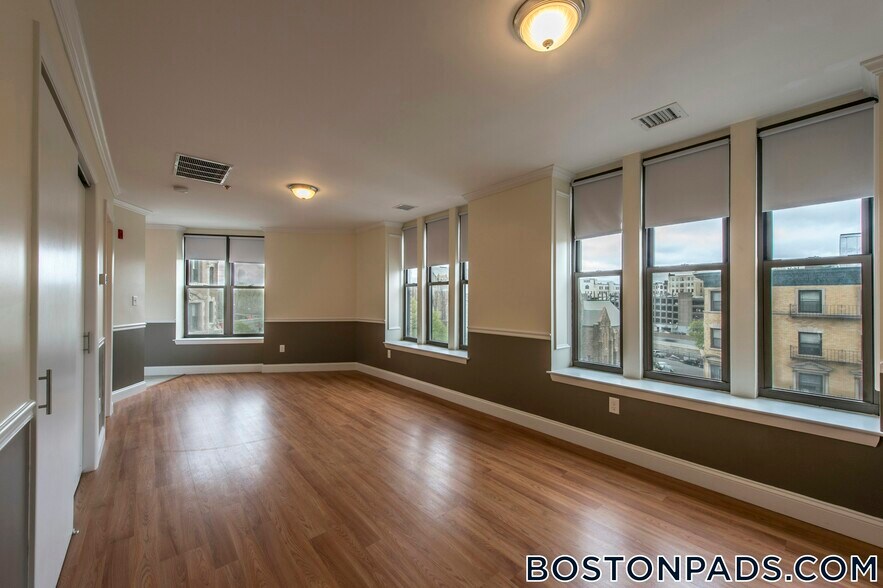 Building Photo - 1126 Boylston St