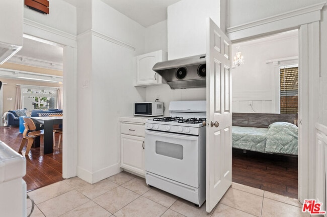 Building Photo - 607 N Gramercy Pl