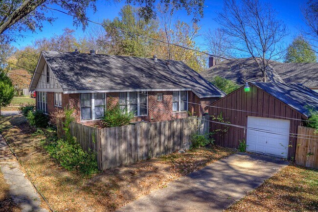 Building Photo - Gorgeous, renovated Midtown 3/1.