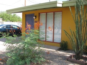 Building Photo - 2722 N Warren Ave