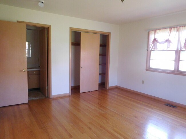 Building Photo - 9083 Meadowbrook Cir