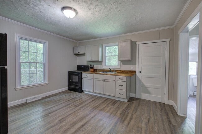 Building Photo - 2014 Maple Ave SW