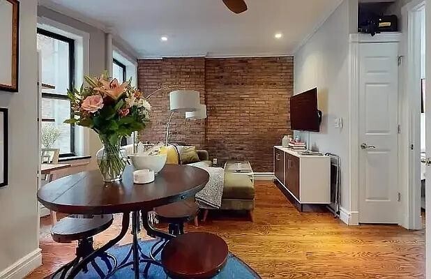 Primary Photo - 326 E 35th St