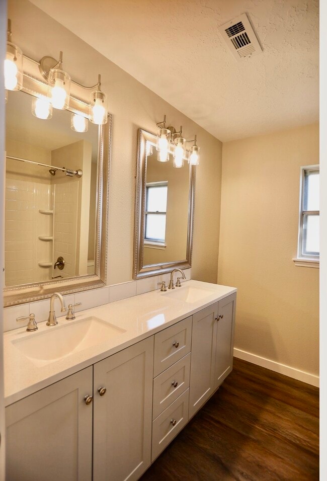 Building Photo - 502 Rosewood Dr