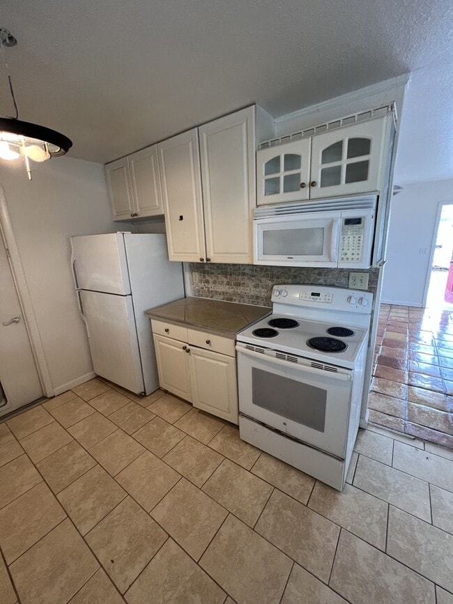 Building Photo - Annual Rental ** Newly Updated 2 Bed / 1.5 Bath Single Family - Tile Floor / Oversized Lanai ** $...
