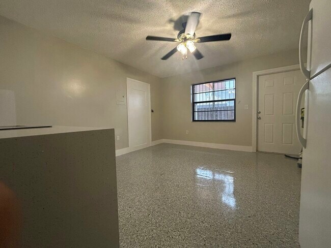 Building Photo - 3631 SW 27th St