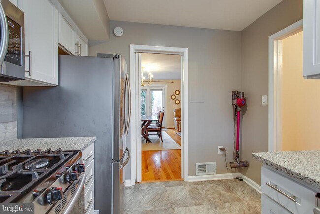 Building Photo - 6063 Hardwick Pl