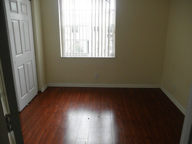 Building Photo - 876 Summit Lake Dr