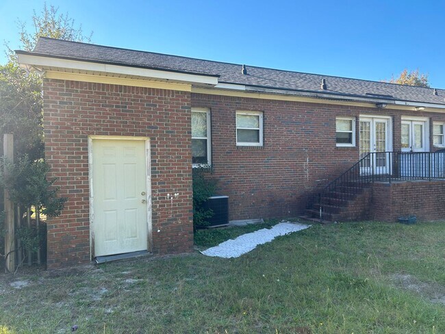 Building Photo - 10 Willow Ln