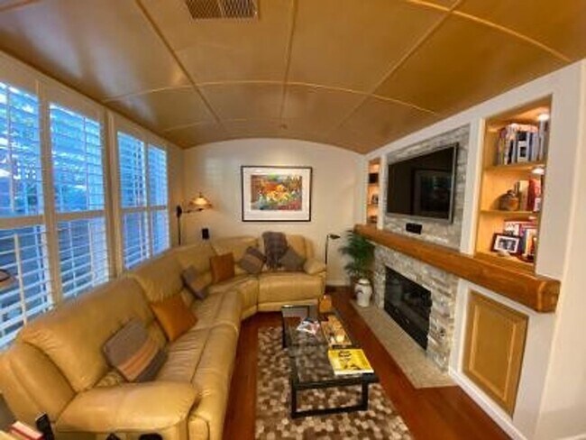 Building Photo - 3 Bed 3.5 Bath + Loft, In Downtown Danville (Stony Brook)