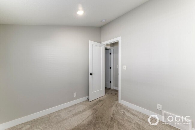 Building Photo - 935 W 200 N