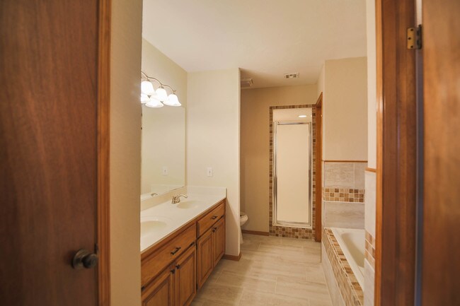 Building Photo - 6000 SE 86th St