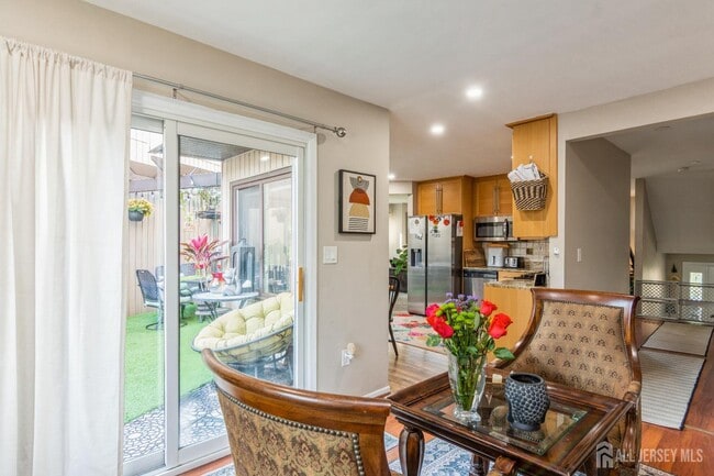 Building Photo - 217 Silver Ln