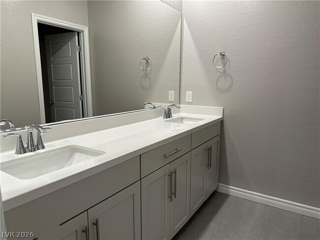 Building Photo - 600 N Carriage Hill Dr
