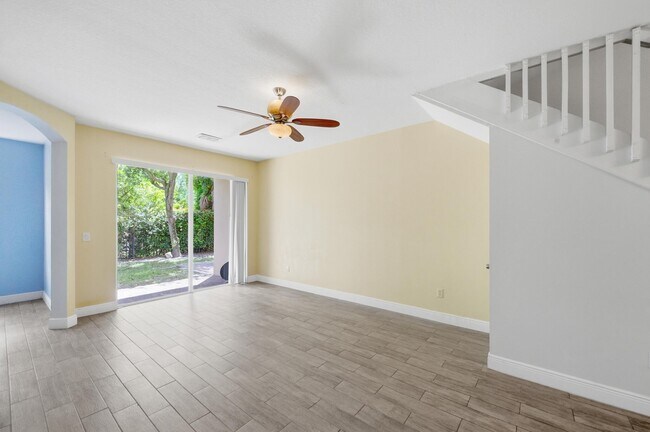 Building Photo - 1810 Seminole Palms Dr