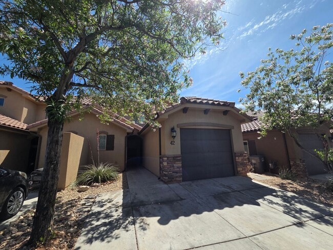 Building Photo - Spacious 4 Bedroom Home!