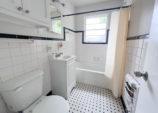 Building Photo - 221 NE 26th, Apt B
