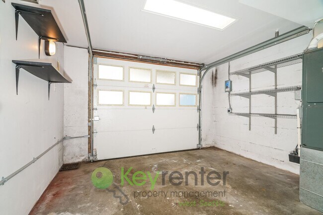 Building Photo - Elegant Three Bedroom Home Featuring Desig...