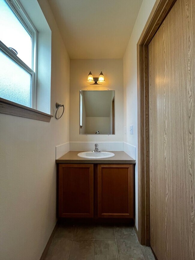 Building Photo - Green Certified 2 Bedroom Port Orchard Home!