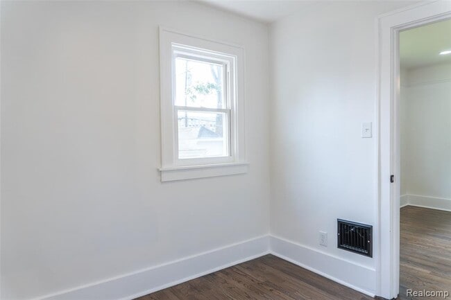 Building Photo - 21200 Collingham Ave
