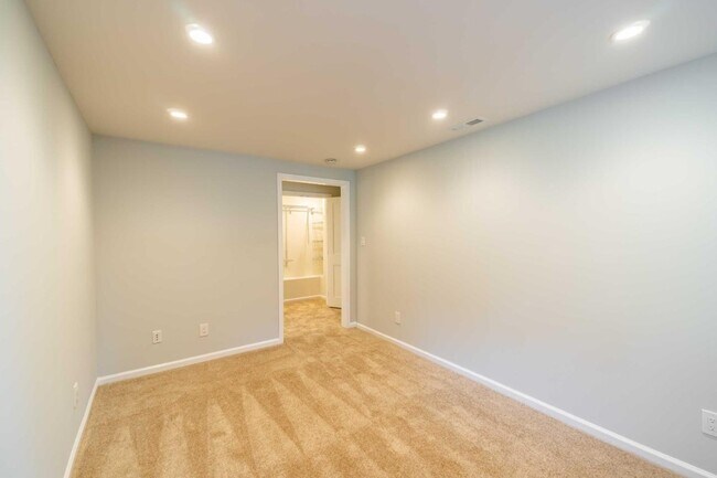 Building Photo - 653 St Francis Blvd