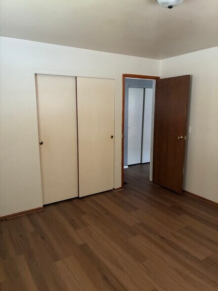 south br exit view w/ closet - 3946 La Rosa Dr