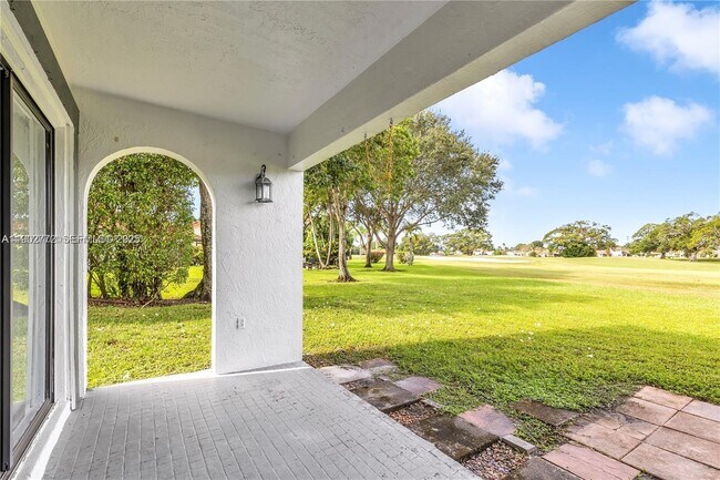 Building Photo - 295 Fern Dr