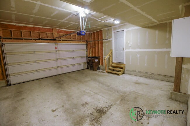 Building Photo - Gorgeous 3 Bedroom, 3 Bathroom Home Availa...
