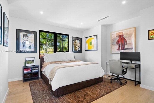 Building Photo - 2015 Country Club Prado