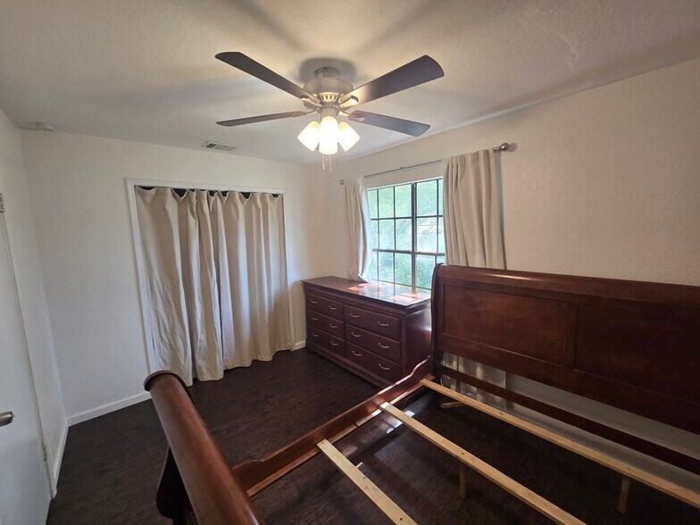 Building Photo - 202 Bexar Dr